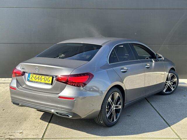 Mercedes-Benz A-KLASSE 180 | Widescreen MBUX | Achteruitrijcamera | Stoelverwarming | Sfeerverlichting