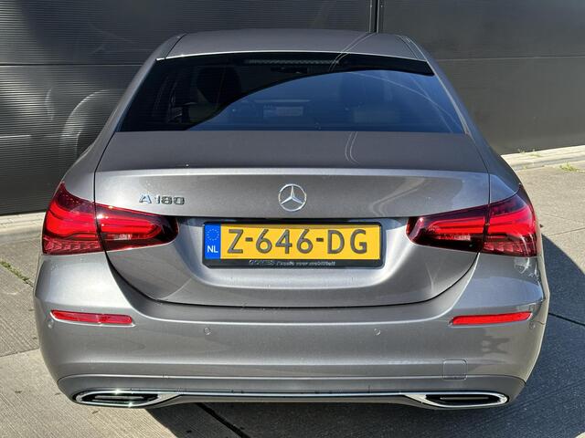 Mercedes-Benz A-KLASSE 180 | Widescreen MBUX | Achteruitrijcamera | Stoelverwarming | Sfeerverlichting