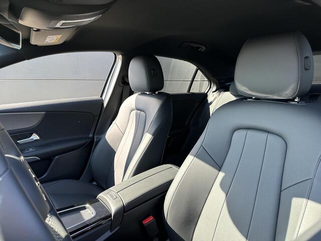 Mercedes-Benz A-KLASSE 180 | Widescreen MBUX | Achteruitrijcamera | Stoelverwarming | Sfeerverlichting