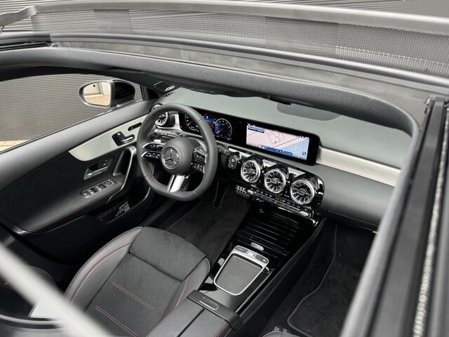 Mercedes-Benz A-KLASSE 180 | Panoramadak | AMG Line Mercedes-Benz A-klasse 180 AMG Line | Premium PLUS | Nightpakket | Panoramadak | Distronic | Achteruitrijcamera | Memorystoelen Verwarmd | Sfeerverlichting | Burmester | Apple & Android Carplay | Multispaaks | Trekhaak