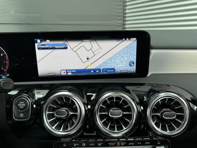 Mercedes-Benz A-KLASSE 180 | Panoramadak | AMG Line Mercedes-Benz A-klasse 180 AMG Line | Premium PLUS | Nightpakket | Panoramadak | Distronic | Achteruitrijcamera | Memorystoelen Verwarmd | Sfeerverlichting | Burmester | Apple & Android Carplay | Multispaaks | Trekhaak