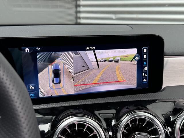 Mercedes-Benz A-KLASSE 180 | Panoramadak | AMG Line Mercedes-Benz A-klasse 180 AMG Line | Premium PLUS | Nightpakket | Panoramadak | Distronic | Achteruitrijcamera | Memorystoelen Verwarmd | Sfeerverlichting | Burmester | Apple & Android Carplay | Multispaaks | Trekhaak