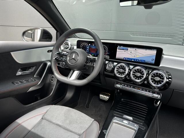 Mercedes-Benz A-KLASSE 250 e AMG Line | Premium | Nightpakket | Panoramadak | Achteruitrijcamera | Stoelverwarming | Multibeam LED | Sfeerverlichting