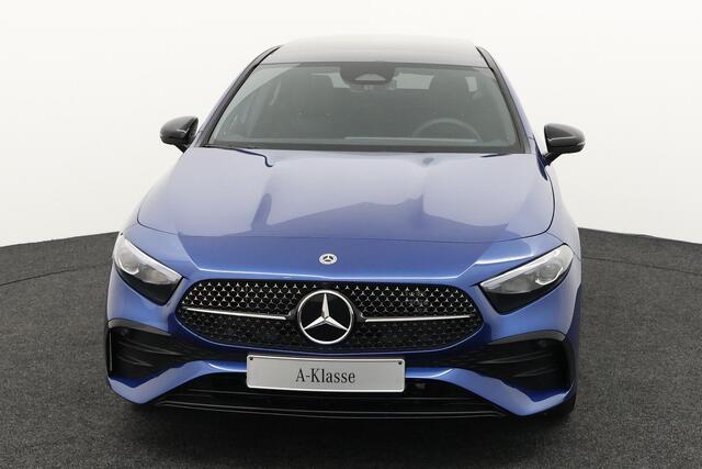Mercedes-Benz A-KLASSE 250 e AMG Line | Premium Pakket | Night Pakket | Panoramadak | Burmester Surround Sound | MULTIBEAM LED Koplampen | Dodehoekassistent | Sierdelen Aluminium | Sfeerverlichting | Stoelverwarming | Achteruitrijcamera | Showmodel