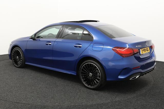 Mercedes-Benz A-KLASSE 250 e AMG Line | Premium Pakket | Night Pakket | Panoramadak | Burmester Surround Sound | MULTIBEAM LED Koplampen | Dodehoekassistent | Sierdelen Aluminium | Sfeerverlichting | Stoelverwarming | Achteruitrijcamera | Showmodel