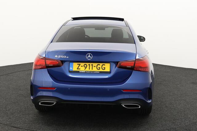 Mercedes-Benz A-KLASSE 250 e AMG Line | Premium Pakket | Night Pakket | Panoramadak | Burmester Surround Sound | MULTIBEAM LED Koplampen | Dodehoekassistent | Sierdelen Aluminium | Sfeerverlichting | Stoelverwarming | Achteruitrijcamera | Showmodel