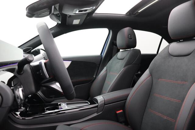 Mercedes-Benz A-KLASSE 250 e AMG Line | Premium Pakket | Night Pakket | Panoramadak | Burmester Surround Sound | MULTIBEAM LED Koplampen | Dodehoekassistent | Sierdelen Aluminium | Sfeerverlichting | Stoelverwarming | Achteruitrijcamera | Showmodel