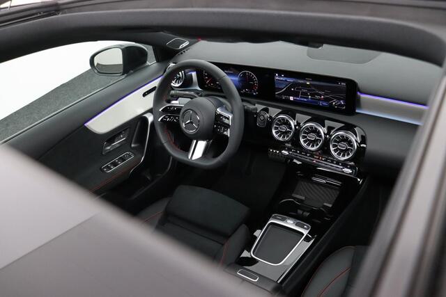 Mercedes-Benz A-KLASSE 250 e AMG Line | Premium Pakket | Night Pakket | Panoramadak | Burmester Surround Sound | MULTIBEAM LED Koplampen | Dodehoekassistent | Sierdelen Aluminium | Sfeerverlichting | Stoelverwarming | Achteruitrijcamera | Showmodel