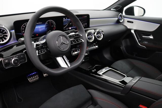 Mercedes-Benz A-KLASSE 250 e AMG Line | Premium Pakket | Night Pakket | Panoramadak | Burmester Surround Sound | MULTIBEAM LED Koplampen | Dodehoekassistent | Sierdelen Aluminium | Sfeerverlichting | Stoelverwarming | Achteruitrijcamera | Showmodel