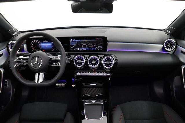 Mercedes-Benz A-KLASSE 250 e AMG Line | Premium Pakket | Night Pakket | Panoramadak | Burmester Surround Sound | MULTIBEAM LED Koplampen | Dodehoekassistent | Sierdelen Aluminium | Sfeerverlichting | Stoelverwarming | Achteruitrijcamera | Showmodel