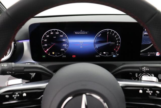 Mercedes-Benz A-KLASSE 250 e AMG Line | Premium Pakket | Night Pakket | Panoramadak | Burmester Surround Sound | MULTIBEAM LED Koplampen | Dodehoekassistent | Sierdelen Aluminium | Sfeerverlichting | Stoelverwarming | Achteruitrijcamera | Showmodel
