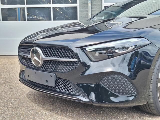Mercedes-Benz A-KLASSE Limousine 250 e | Panoramadak | Luxury | MULTIBEAM LED Koplampen | Dodehoekassistent | Apple CarPlay | Android Auto | Sierdelen Lindehout Zwart | Privacy Glas Achter | Sfeerverlichting | Stoelverwarming | Achteruitrijcamera | Showmodel