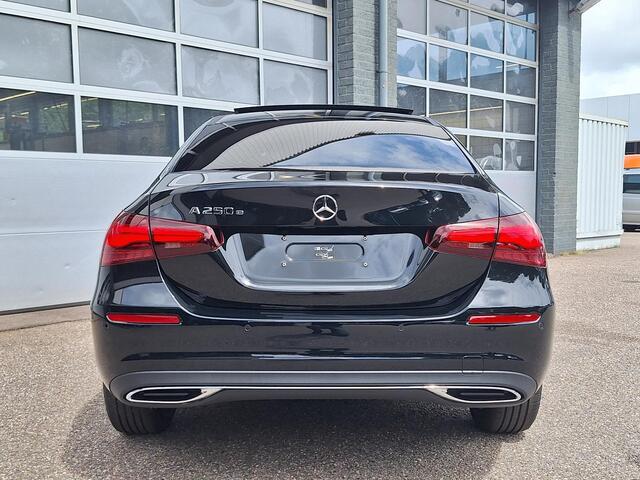 Mercedes-Benz A-KLASSE Limousine 250 e | Panoramadak | Luxury | MULTIBEAM LED Koplampen | Dodehoekassistent | Apple CarPlay | Android Auto | Sierdelen Lindehout Zwart | Privacy Glas Achter | Sfeerverlichting | Stoelverwarming | Achteruitrijcamera | Showmodel