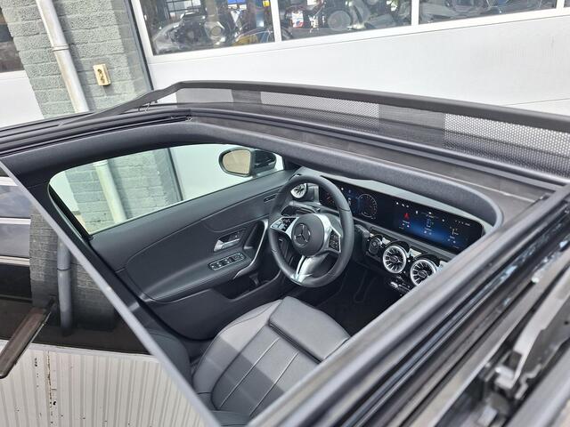 Mercedes-Benz A-KLASSE Limousine 250 e | Panoramadak | Luxury | MULTIBEAM LED Koplampen | Dodehoekassistent | Apple CarPlay | Android Auto | Sierdelen Lindehout Zwart | Privacy Glas Achter | Sfeerverlichting | Stoelverwarming | Achteruitrijcamera | Showmodel