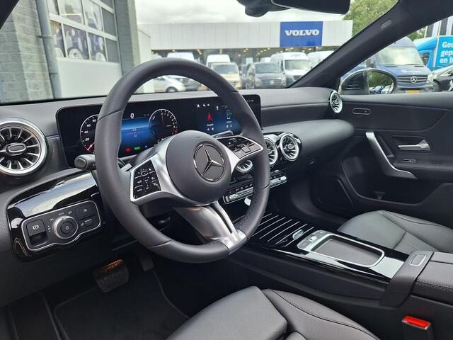 Mercedes-Benz A-KLASSE Limousine 250 e | Panoramadak | Luxury | MULTIBEAM LED Koplampen | Dodehoekassistent | Apple CarPlay | Android Auto | Sierdelen Lindehout Zwart | Privacy Glas Achter | Sfeerverlichting | Stoelverwarming | Achteruitrijcamera | Showmodel