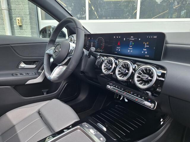Mercedes-Benz A-KLASSE Limousine 250 e | Panoramadak | Luxury | MULTIBEAM LED Koplampen | Dodehoekassistent | Apple CarPlay | Android Auto | Sierdelen Lindehout Zwart | Privacy Glas Achter | Sfeerverlichting | Stoelverwarming | Achteruitrijcamera | Showmodel