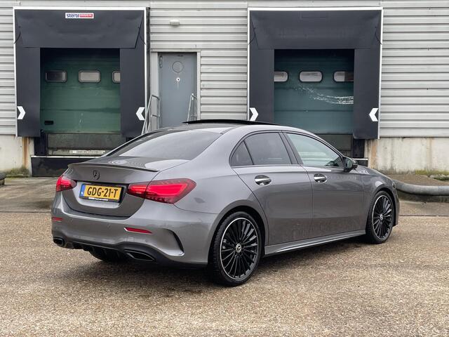 Mercedes-Benz A-KLASSE Limousine 180 Star Edition AMG Line | Night Pakket | Winter Pakket | 19 inch Multispaaks AMG Velgen | Panoramadak | Dodehoekassistent | MULTIBEAM LED koplampen | Stoelverwarming | Stuurverwarming | Sfeerverlichting | Achteruitrijcamera | Showmodel
