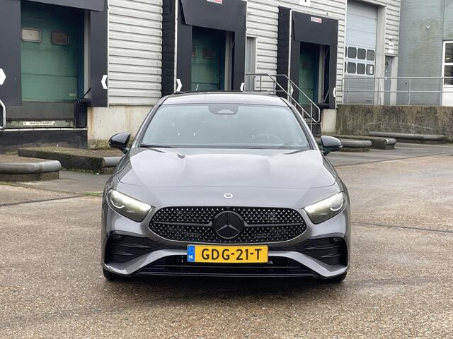 Mercedes-Benz A-KLASSE Limousine 180 Star Edition AMG Line | Night Pakket | Winter Pakket | 19 inch Multispaaks AMG Velgen | Panoramadak | Dodehoekassistent | MULTIBEAM LED koplampen | Stoelverwarming | Stuurverwarming | Sfeerverlichting | Achteruitrijcamera | Showmodel