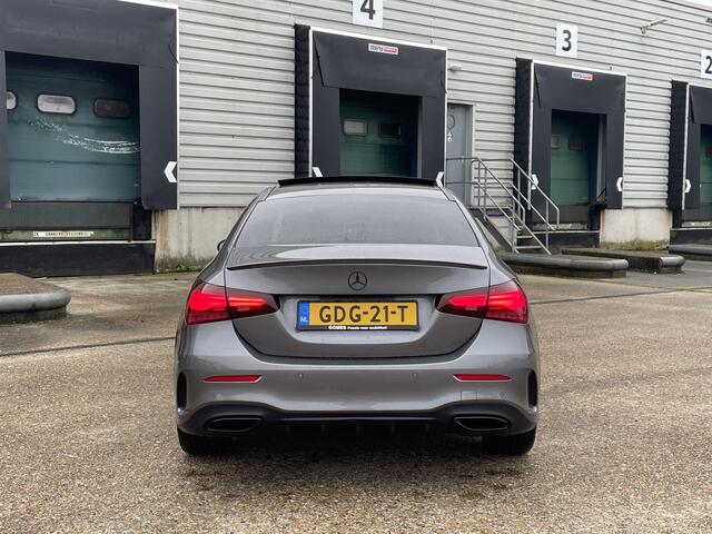 Mercedes-Benz A-KLASSE Limousine 180 Star Edition AMG Line | Night Pakket | Winter Pakket | 19 inch Multispaaks AMG Velgen | Panoramadak | Dodehoekassistent | MULTIBEAM LED koplampen | Stoelverwarming | Stuurverwarming | Sfeerverlichting | Achteruitrijcamera | Showmodel