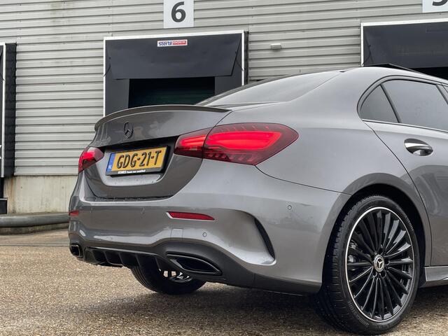 Mercedes-Benz A-KLASSE Limousine 180 Star Edition AMG Line | Night Pakket | Winter Pakket | 19 inch Multispaaks AMG Velgen | Panoramadak | Dodehoekassistent | MULTIBEAM LED koplampen | Stoelverwarming | Stuurverwarming | Sfeerverlichting | Achteruitrijcamera | Showmodel