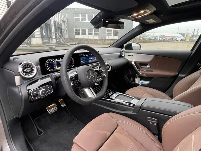 Mercedes-Benz A-KLASSE Limousine 180 Star Edition AMG Line | Night Pakket | Winter Pakket | 19 inch Multispaaks AMG Velgen | Panoramadak | Dodehoekassistent | MULTIBEAM LED koplampen | Stoelverwarming | Stuurverwarming | Sfeerverlichting | Achteruitrijcamera | Showmodel