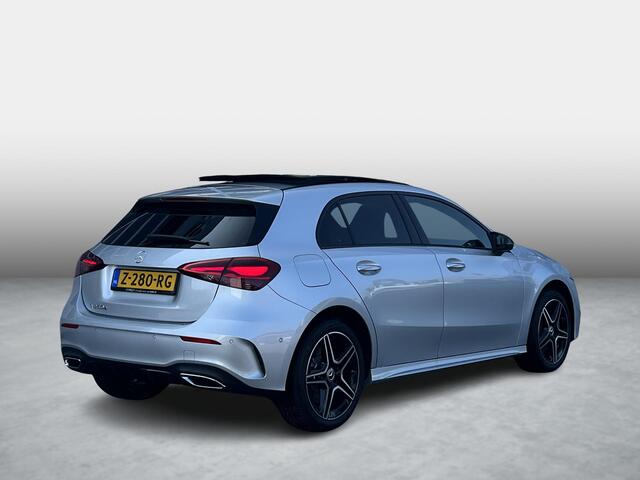 Mercedes-Benz A-KLASSE 250 e AMG Line | Premium Pakket | Night Pakket | Panoramadak | Dodehoekassistent | Advanced Sound System | Sfeerverlichting | Stoelverwarming | Achteruitrijcamera | Parkeersensoren | Elektrisch Inklapbare Buitenspiegels | Showmodel