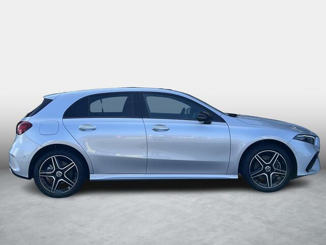 Mercedes-Benz A-KLASSE 250 e AMG Line | Premium Pakket | Night Pakket | Panoramadak | Dodehoekassistent | Advanced Sound System | Sfeerverlichting | Stoelverwarming | Achteruitrijcamera | Parkeersensoren | Elektrisch Inklapbare Buitenspiegels | Showmodel