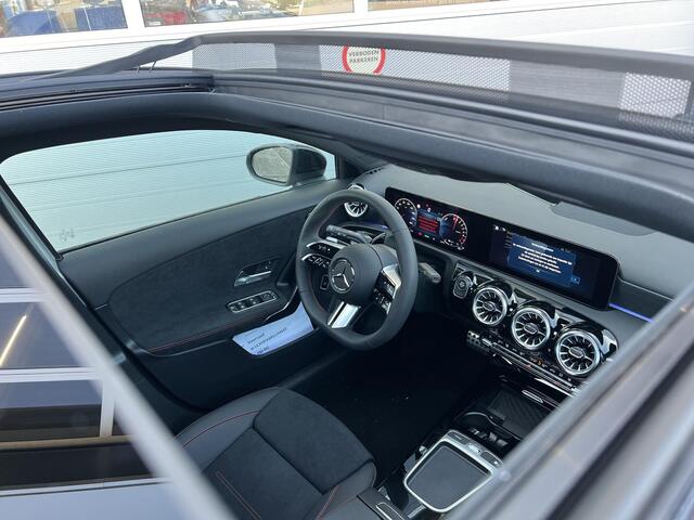 Mercedes-Benz A-KLASSE 250 e AMG Line | Premium Pakket | Night Pakket | Panoramadak | Dodehoekassistent | Advanced Sound System | Sfeerverlichting | Stoelverwarming | Achteruitrijcamera | Parkeersensoren | Elektrisch Inklapbare Buitenspiegels | Showmodel