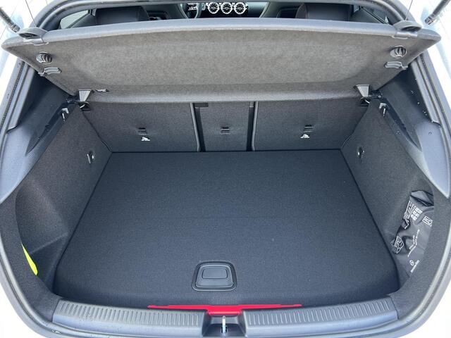 Mercedes-Benz A-KLASSE 250 e AMG Line | Premium Pakket | Night Pakket | Panoramadak | Dodehoekassistent | Advanced Sound System | Sfeerverlichting | Stoelverwarming | Achteruitrijcamera | Parkeersensoren | Elektrisch Inklapbare Buitenspiegels | Showmodel