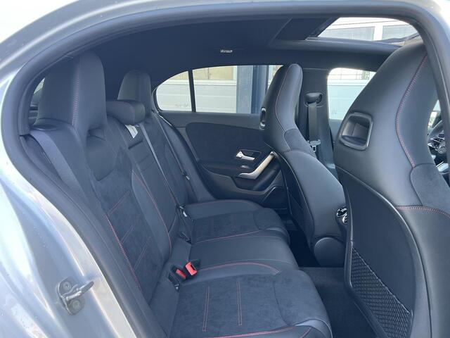 Mercedes-Benz A-KLASSE 250 e AMG Line | Premium Pakket | Night Pakket | Panoramadak | Dodehoekassistent | Advanced Sound System | Sfeerverlichting | Stoelverwarming | Achteruitrijcamera | Parkeersensoren | Elektrisch Inklapbare Buitenspiegels | Showmodel