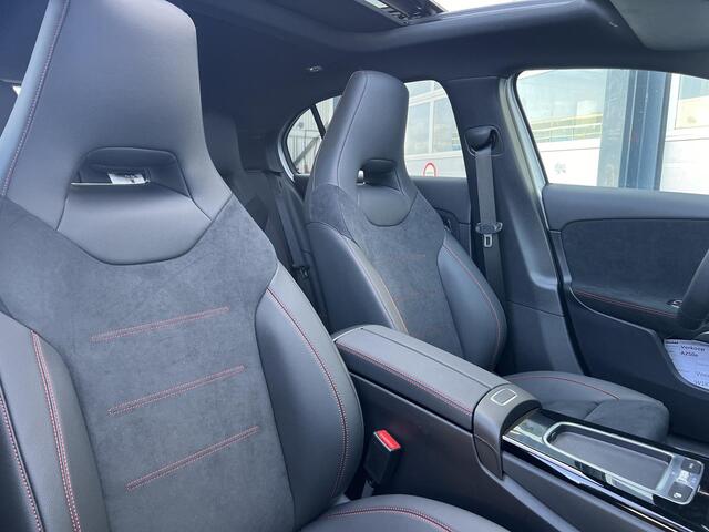Mercedes-Benz A-KLASSE 250 e AMG Line | Premium Pakket | Night Pakket | Panoramadak | Dodehoekassistent | Advanced Sound System | Sfeerverlichting | Stoelverwarming | Achteruitrijcamera | Parkeersensoren | Elektrisch Inklapbare Buitenspiegels | Showmodel