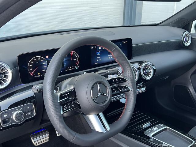 Mercedes-Benz A-KLASSE 250 e AMG Line | Premium Pakket | Night Pakket | Panoramadak | Dodehoekassistent | Advanced Sound System | Sfeerverlichting | Stoelverwarming | Achteruitrijcamera | Parkeersensoren | Elektrisch Inklapbare Buitenspiegels | Showmodel