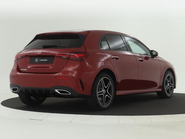 Mercedes-Benz A-KLASSE 250 e AMG Line | Premium Pack | Nightpakket | Draadloos oplaadsysteem voor Smartphone | Sfeerverlichting | Extra USB-poorten | Verwarmde stoelen vooraan | KEYLESS GO | Dodehoekassistent |