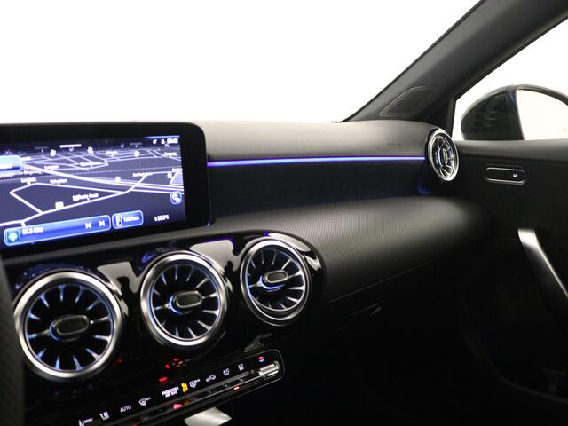 Mercedes-Benz A-KLASSE 250 e AMG Line | Premium Pack | Nightpakket | Draadloos oplaadsysteem voor Smartphone | Sfeerverlichting | Extra USB-poorten | Verwarmde stoelen vooraan | KEYLESS GO | Dodehoekassistent |