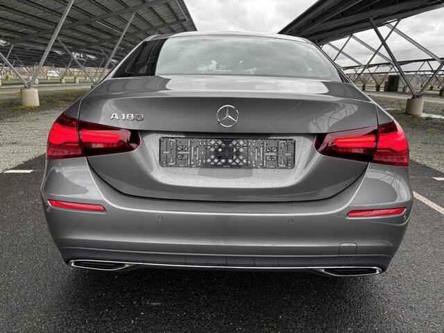 Mercedes-Benz A-KLASSE 180 Star Edition | Widescreen | Parkeercamera | Stoelverwarming | Apple carplay/Android auto | LED |