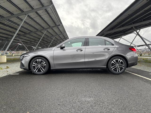 Mercedes-Benz A-KLASSE 180 Star Edition | Widescreen | Parkeercamera | Stoelverwarming | Apple carplay/Android auto | LED |
