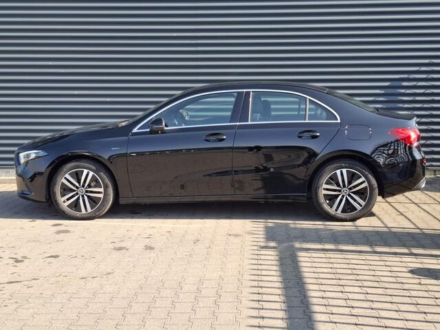 Mercedes-Benz A-KLASSE 250 e Plug in Hybrid PHEV | Widescreen Navi | Sfeerverlichting | Apple Carplay | Sportstoelen Verwarmd | Navigatie | DAB | Cruise Control |