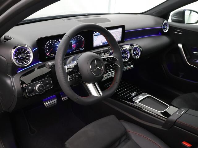Mercedes-Benz A-KLASSE 180 AMG Line | Panoramadak | Wide Screen | Sfeerverlichting | Sportstoelen | Camera | DAB | Climate Control | Navigatie | Stoelverwarming | Dodehoek detectie | Multibeam LED |