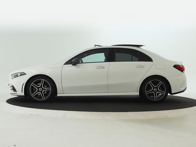 Mercedes-Benz A-KLASSE 180 AMG Nightpakket | Panoramadak | Trekhaak | Memory | Keyless Go | Sfeerverlichting | Augmented Reality | Inclusief 24 maanden MB Certified garantie voor Europa.