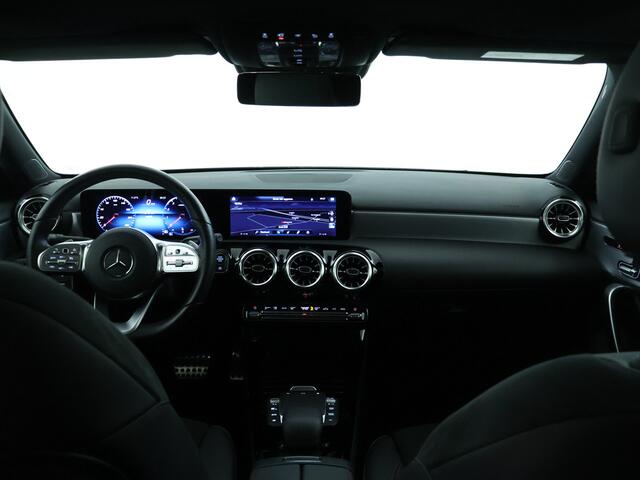 Mercedes-Benz A-KLASSE 180 AMG Nightpakket | Panoramadak | Trekhaak | Memory | Keyless Go | Sfeerverlichting | Augmented Reality | Inclusief 24 maanden MB Certified garantie voor Europa.