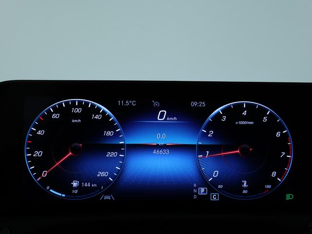 Mercedes-Benz A-KLASSE 180 AMG Nightpakket | Panoramadak | Trekhaak | Memory | Keyless Go | Sfeerverlichting | Augmented Reality | Inclusief 24 maanden MB Certified garantie voor Europa.