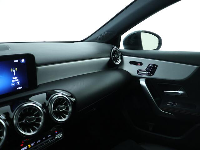 Mercedes-Benz A-KLASSE 180 AMG Nightpakket | Panoramadak | Trekhaak | Memory | Keyless Go | Sfeerverlichting | Augmented Reality | Inclusief 24 maanden MB Certified garantie voor Europa.