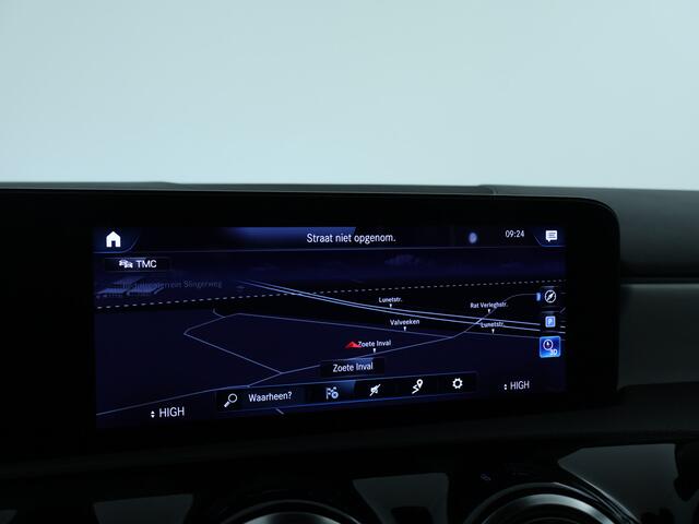 Mercedes-Benz A-KLASSE 180 AMG Nightpakket | Panoramadak | Trekhaak | Memory | Keyless Go | Sfeerverlichting | Augmented Reality | Inclusief 24 maanden MB Certified garantie voor Europa.