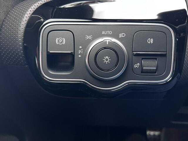 Mercedes-Benz A-KLASSE 200 AMG Line / Facelift / Elektr. Trekhaak 1.400kg / Adaptive Cruise Control / AMG Line / Stoelverwarming / Apple Carplay Android (Mercedes Me app) /