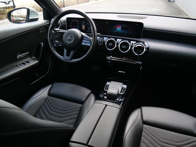 Mercedes-Benz A-KLASSE 200 164pk Business Solution Plus Upgrade Automaat Navigatie / 18 inch / Camera / Stoelverwarming