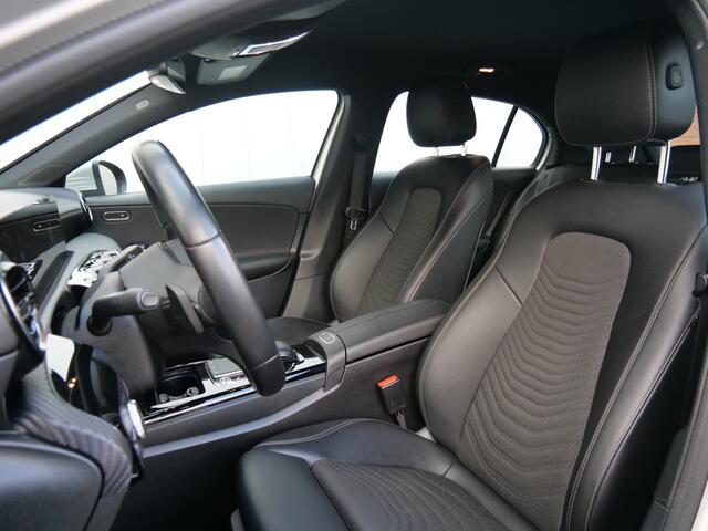 Mercedes-Benz A-KLASSE 200 164pk Business Solution Plus Upgrade Automaat Navigatie / 18 inch / Camera / Stoelverwarming