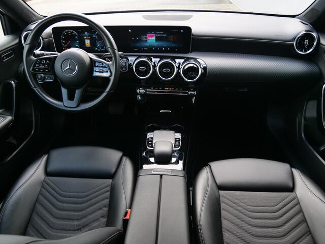 Mercedes-Benz A-KLASSE 200 164pk Business Solution Plus Upgrade Automaat Navigatie / 18 inch / Camera / Stoelverwarming