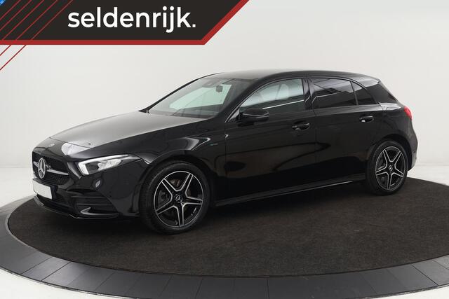 Mercedes-Benz A-KLASSE 250e AMG Night | Carplay | Stoelverwarming | Camera | Leder/Alcantara | Full LED | Sfeerverlichting | Park Assist | Navigatie