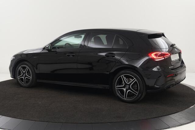 Mercedes-Benz A-KLASSE 250e AMG Night | Carplay | Stoelverwarming | Camera | Leder/Alcantara | Full LED | Sfeerverlichting | Park Assist | Navigatie