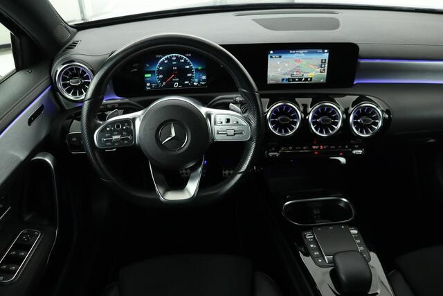Mercedes-Benz A-KLASSE 250e AMG Night | Carplay | Stoelverwarming | Camera | Leder/Alcantara | Full LED | Sfeerverlichting | Park Assist | Navigatie